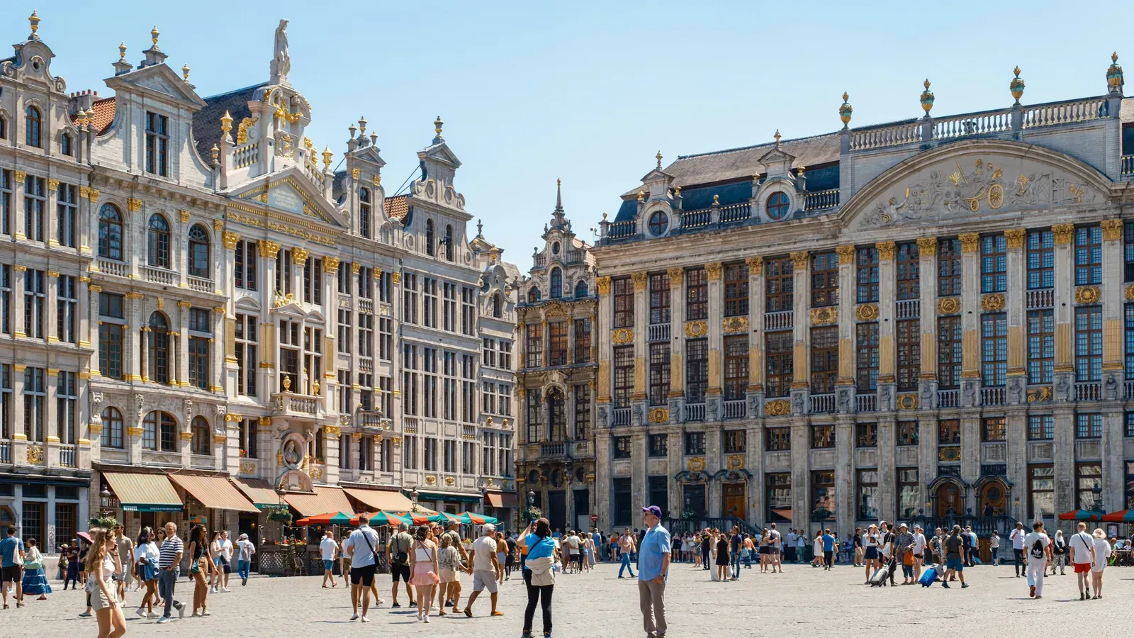 La Grand-Place de Bruxelles en plein soleil, avec des promeneurs