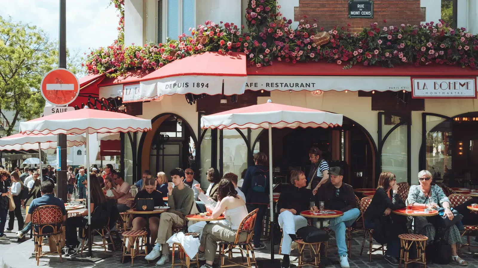 Terrasse de café à Montmartre, à Paris, par une journée ensoleillée