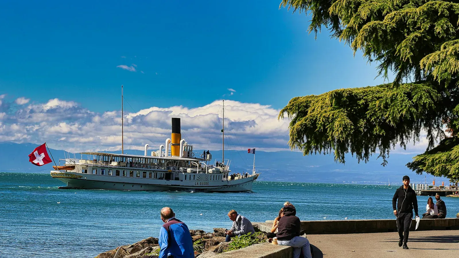 Le quai de Vevey au bord du Léman, un bateau à vapeur Belle Époque au large